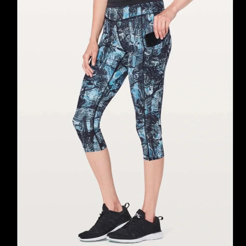 Lululemon Fast and Free Crop II in eternal wave sz 6